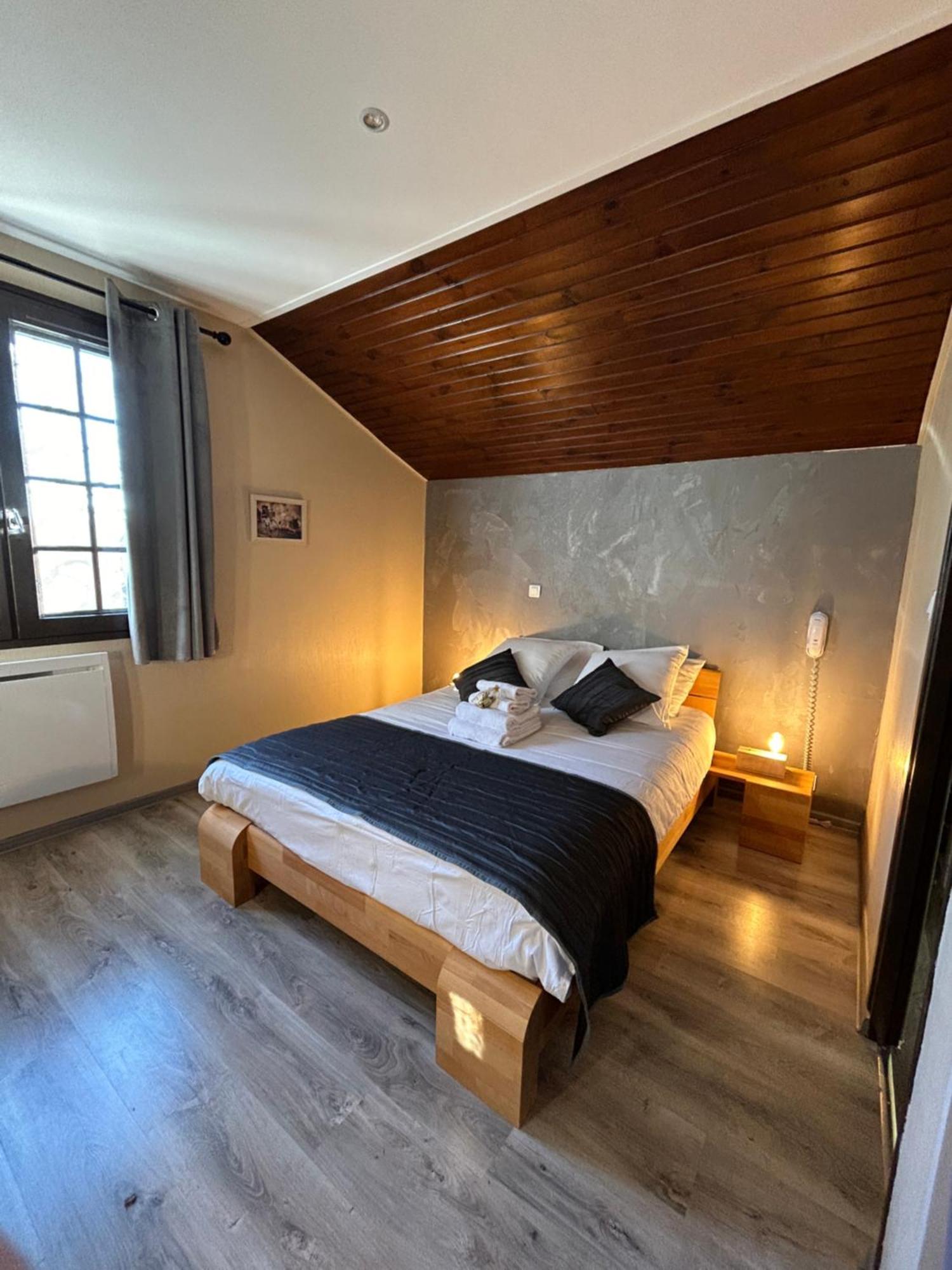 Logis Le Relais De La Voie Sacree Hotel Issoncourt Екстериор снимка