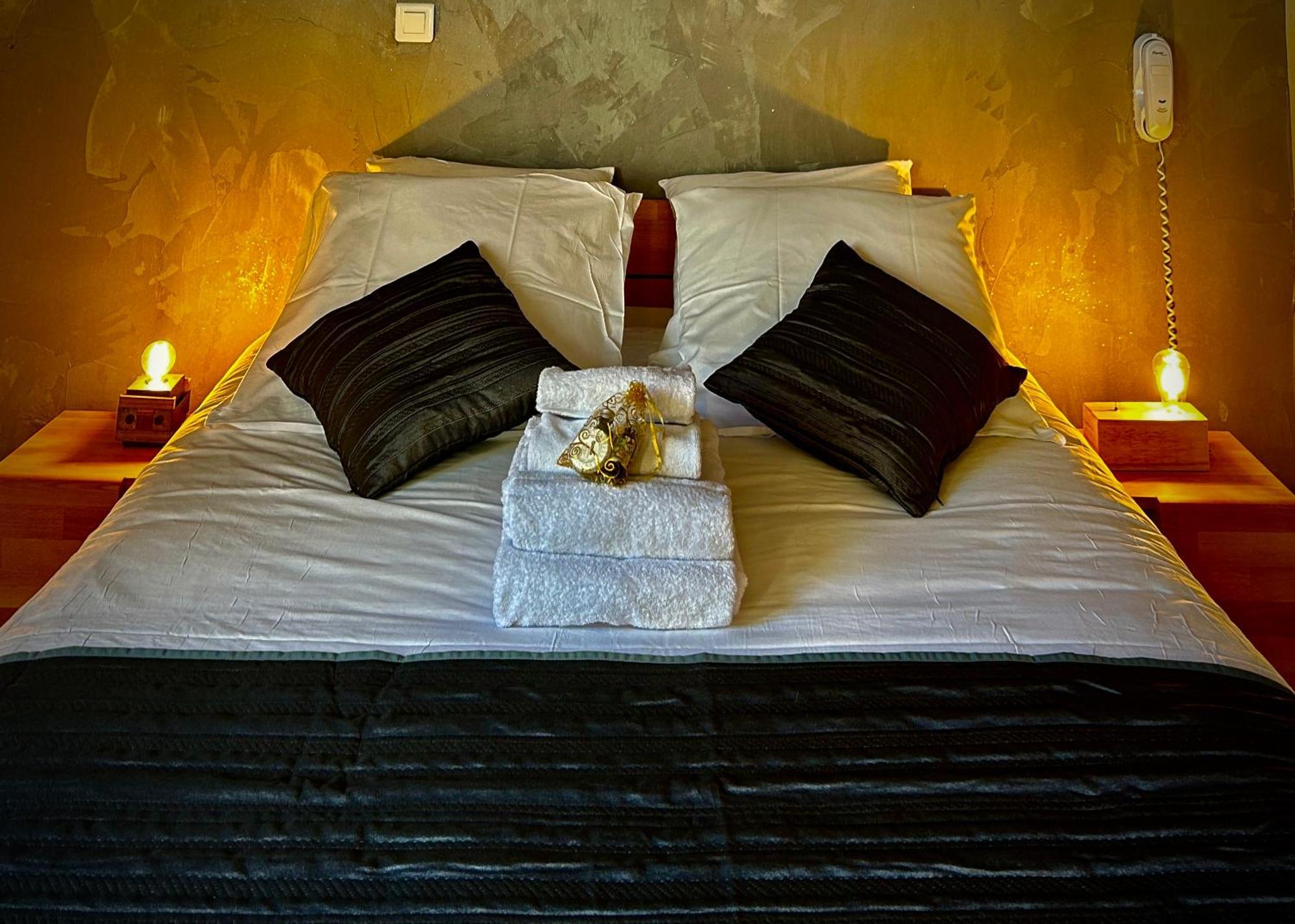 Logis Le Relais De La Voie Sacree Hotel Issoncourt Екстериор снимка