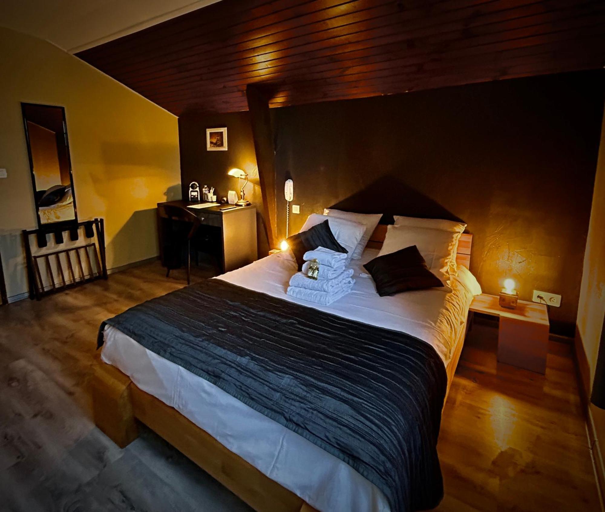 Logis Le Relais De La Voie Sacree Hotel Issoncourt Екстериор снимка