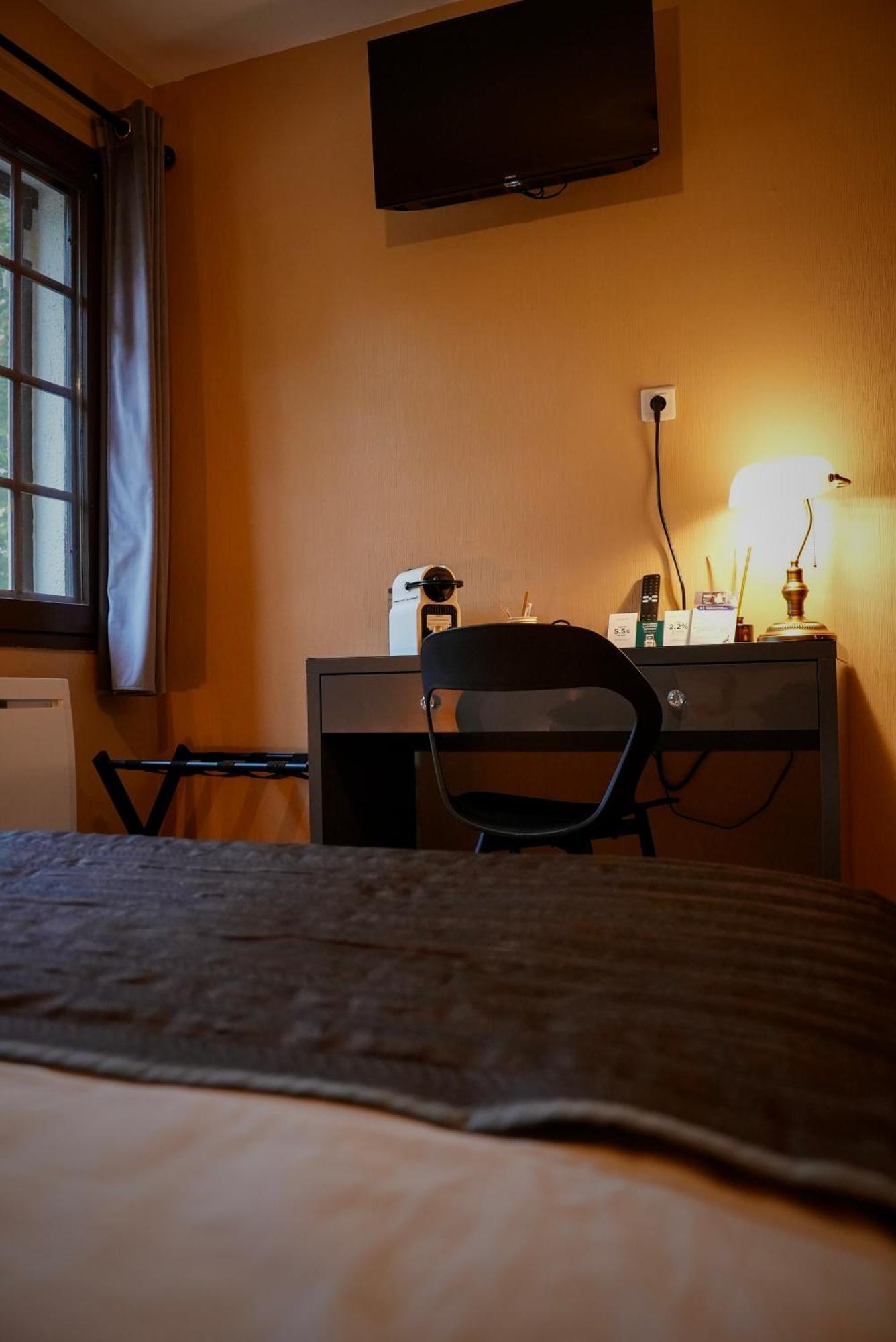 Logis Le Relais De La Voie Sacree Hotel Issoncourt Екстериор снимка